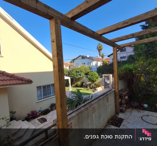 מבנה עץ בחצר עם קורות עץ ועמודים